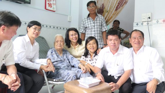 Ho Chi Minh city shows gratitude to Vietnamese heroic mothers