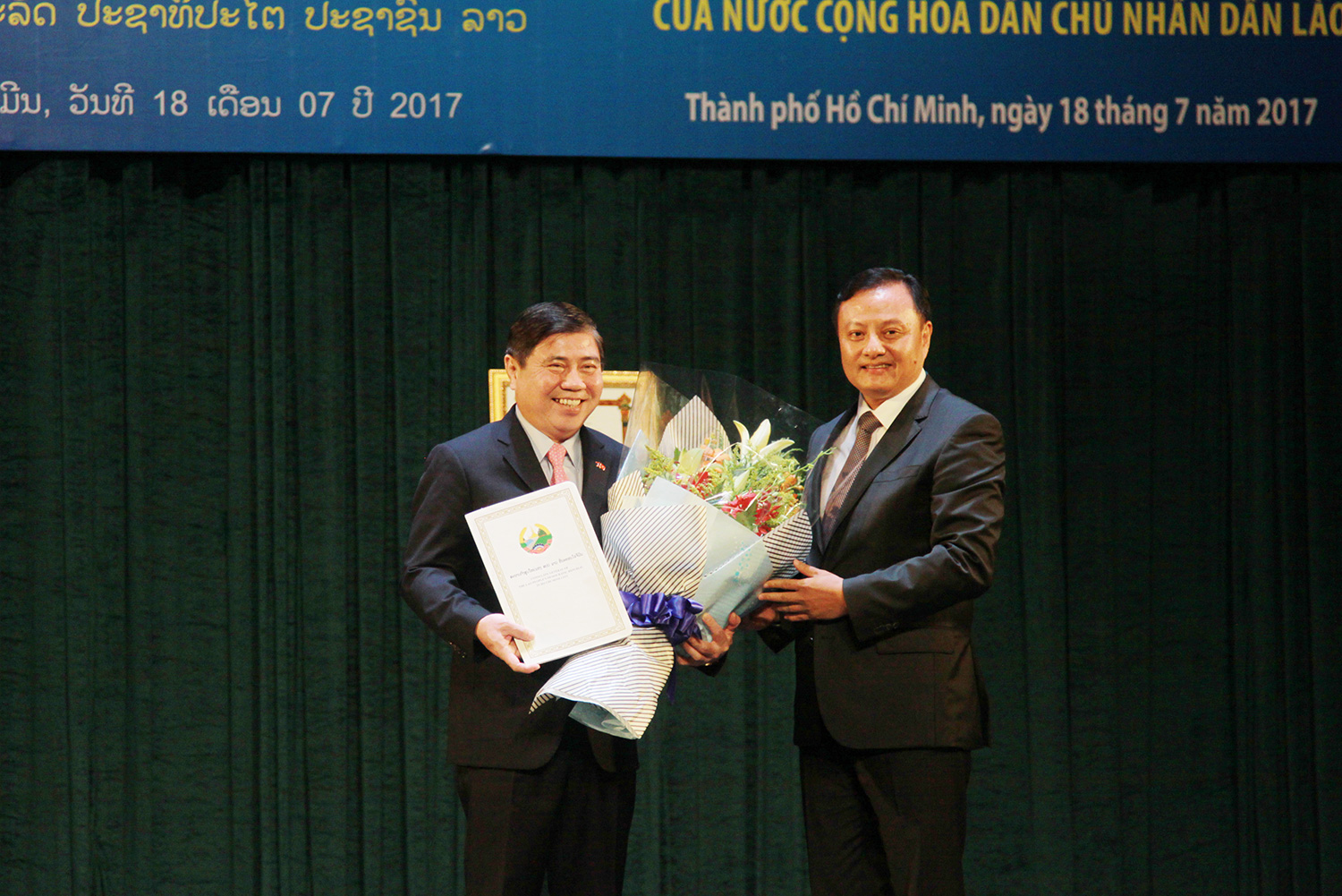 Ho Chi Minh city receives Lao Order