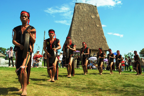 Gong performances to serve people and tourists in Dak Lak province