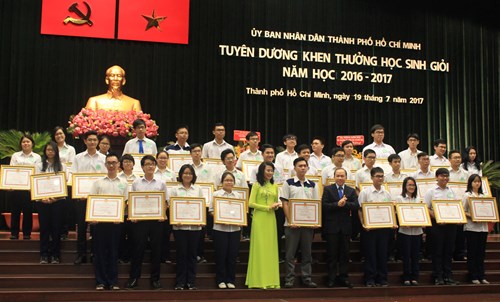 Ho Chi Minh city honours 477 outstanding students
