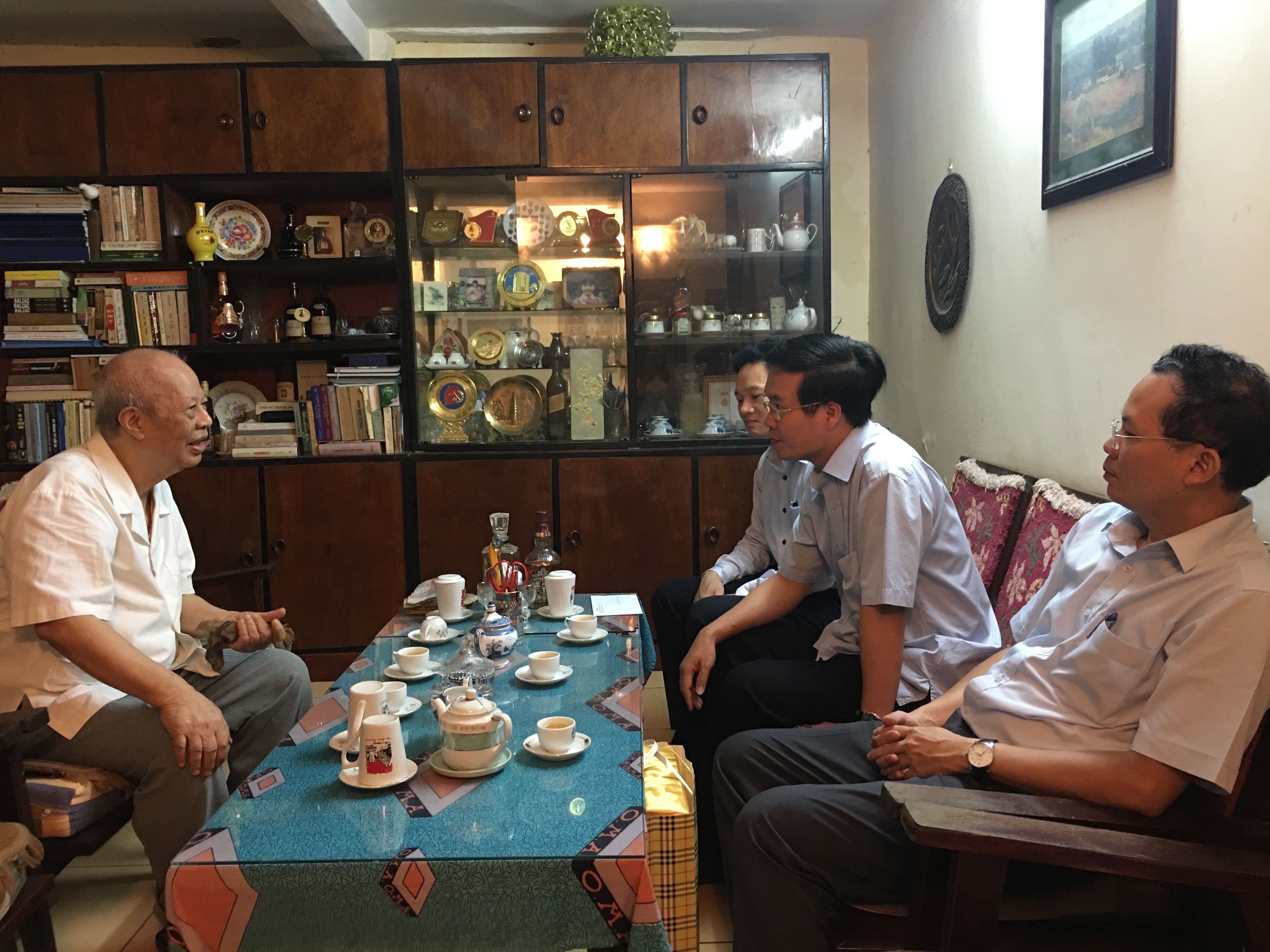 Mr Vo Van Thuong visits former leaders of the PCC Commission of Popularization and Education