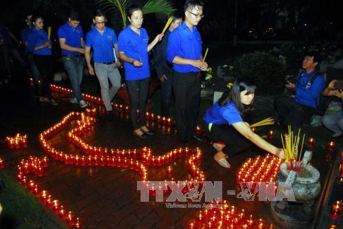 Ho Chi Minh city youth light candles in gratefulness to fallen soldiers