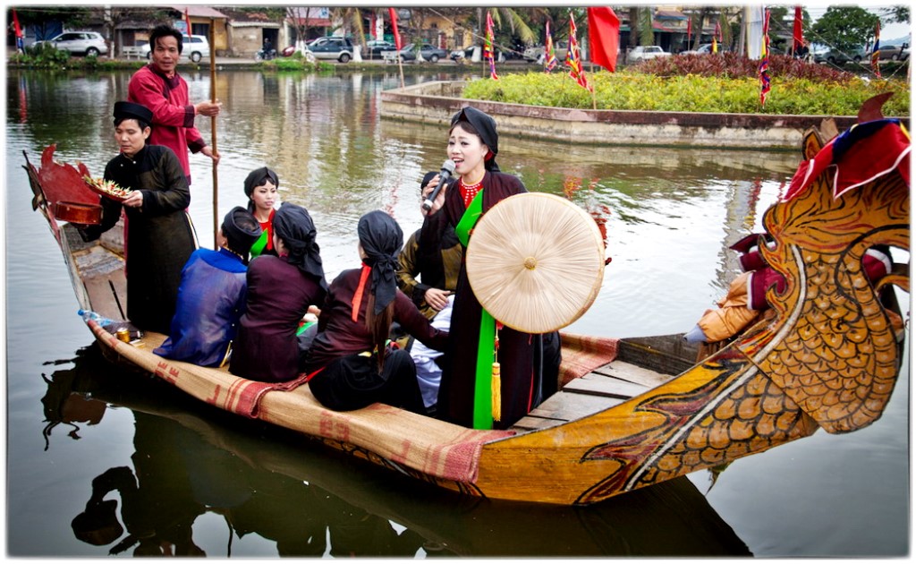 Quan ho singing on boat in Bac Ninh province every Saturday’s evening