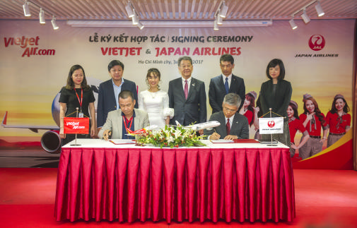 Japan Airlines, Vietjet sign deal to promote flights to Japan