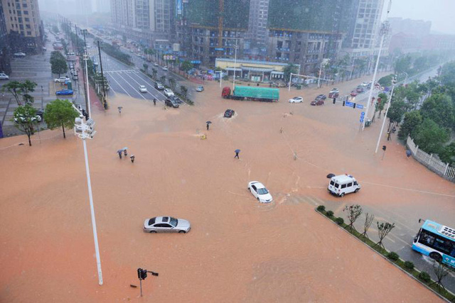 Floods hit China, many dead and thousands evacuated