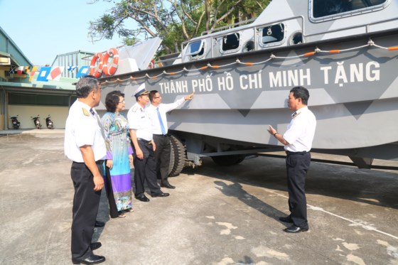 Ho Chi Minh city gives canoe to Spratly Islands