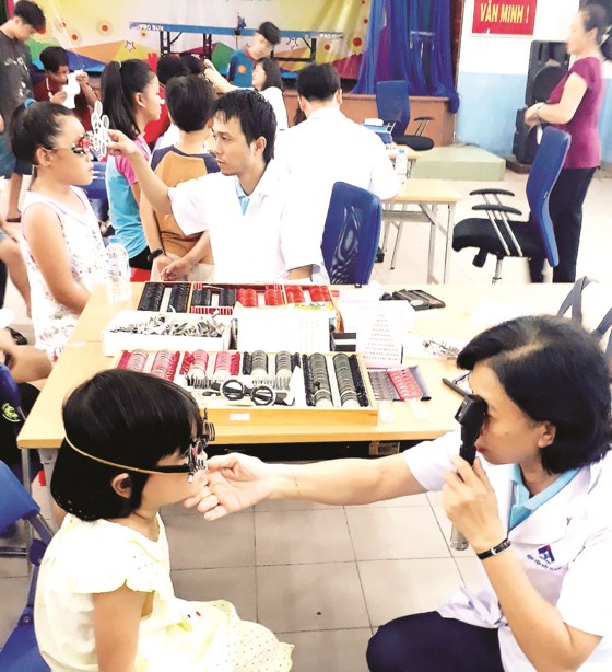 Doctors give free eye checks-ups to disadvantaged people