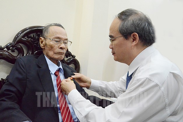 Ho Chi Minh city presents insignias to over 3,000 Party members