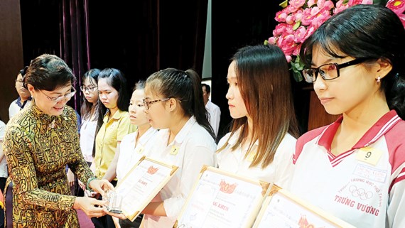 Nearly 150 poor pupils and students receive scholarships