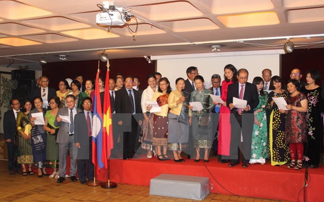 Vietnamese and Lao Embassies in France hold exchange