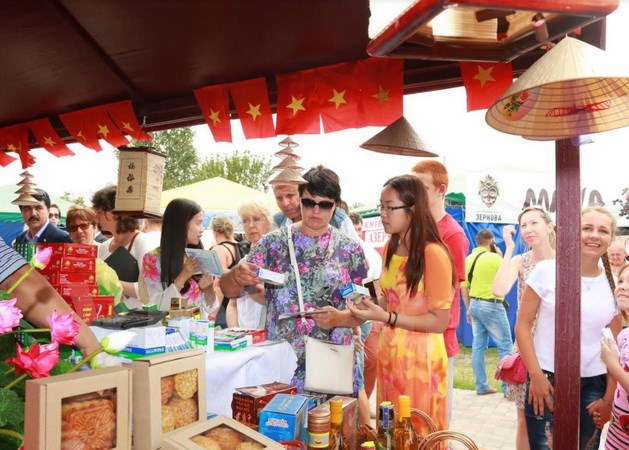 Vietnam’s booth attracts many visitors at Ukraine s largest fair