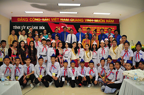 Vietnamese, Lao kids join activities of friendship camp in Khanh Hoa province