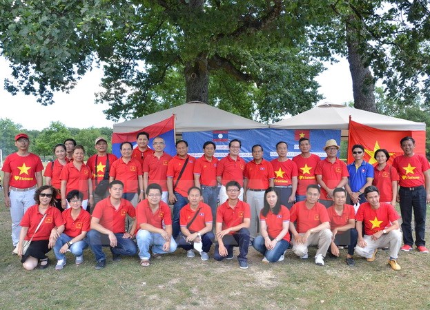 Lao-Vietnamese official and staff in Geneva exchange