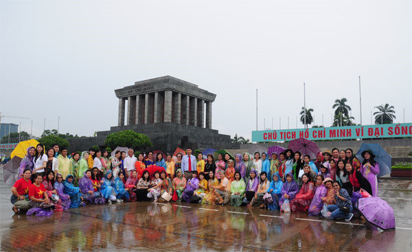 Overseas Vietnamese teachers visit Ho Chi Minh Mausoleum and Temple of Literature