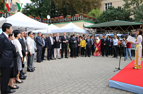 Vietnamese Embassy in Czech Republic organizes ASEAN flag hoisting ceremony