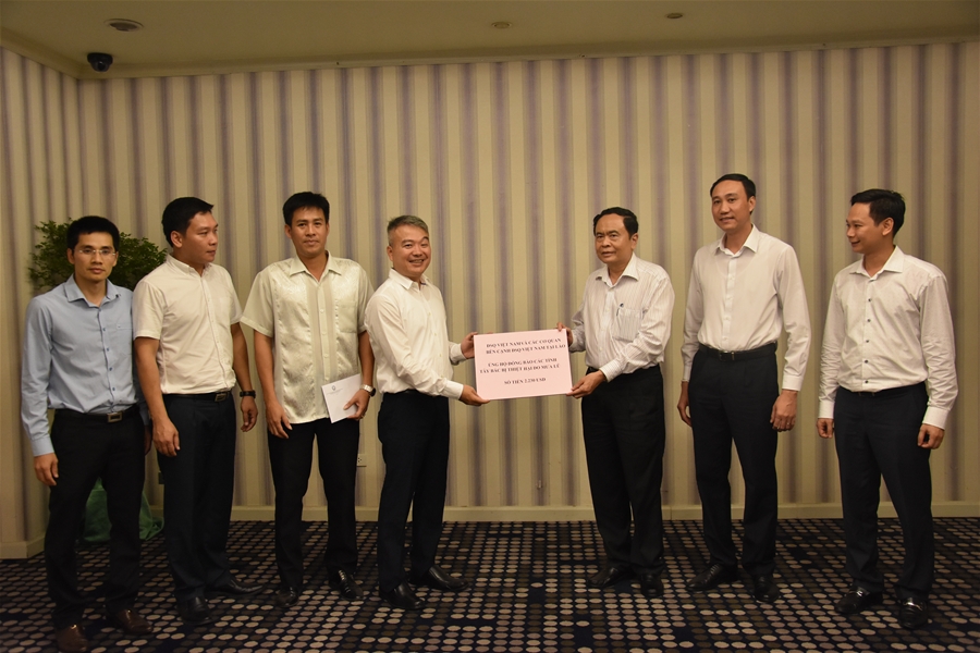 Vietnamese Embassy in Laos raises funds to support flood victims
