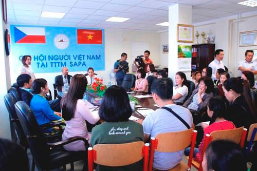 Vietnamese textbooks presented to overseas Vietnamese in Czech Republic