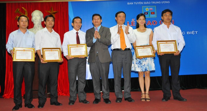 Vietnam-Laos special relationship contest 2017 winners honoured for the first time