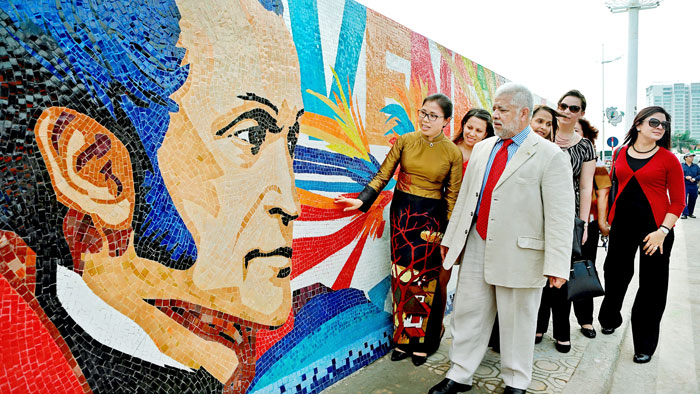 Chilean painter joins Hanoi ceramic mural road