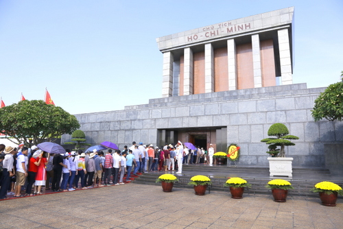 Nearly 15,000 people visit President Ho Chi Minh’s mausoleum on National Day
