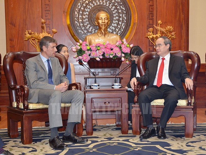 Ho Chi Minh city Party Secretary receives UK Ambassador to Vietnam
