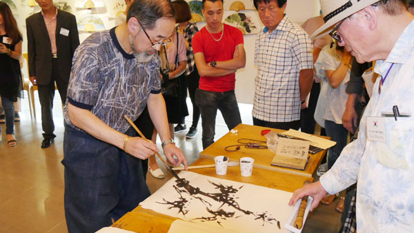 Calligraphy exhibition and world peace arts exchange 2017 in Hanoi