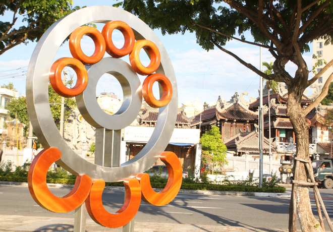 Da Nang city installs statues from APEC member economies
