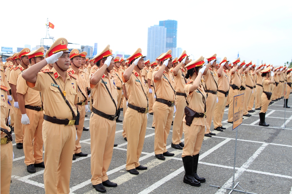 Traffic police deploy to serve APEC