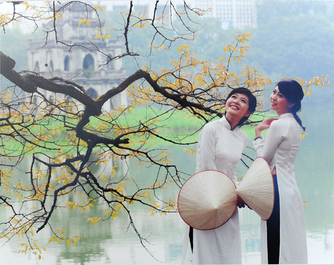Photo exhibition on Vietnamese country and people welcomes APEC