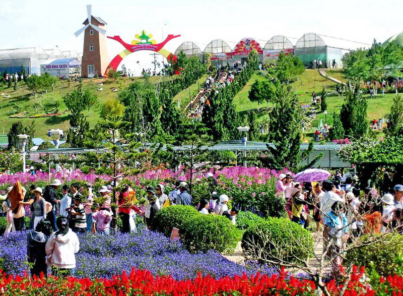 Diverse activities at Da Lat flower festival 2017