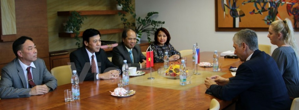 Vietnamese Ambassador to Czech works in Czech’s North Moravia province