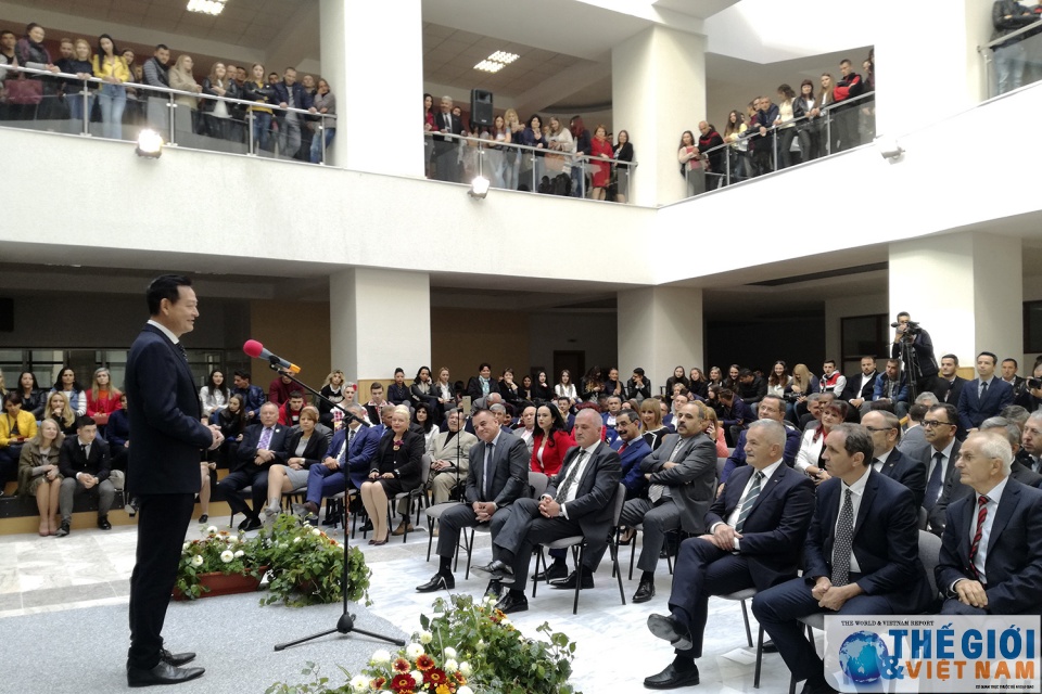 Vietnamese Ambassador to Romania attends opening ceremony of new school year at University of Pitesti