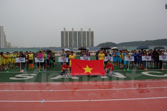 Vietnamese people in RoK organize football tournament to support poor students
