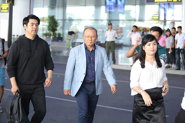 RoK head coach Park Hang Seo arrives in Hanoi