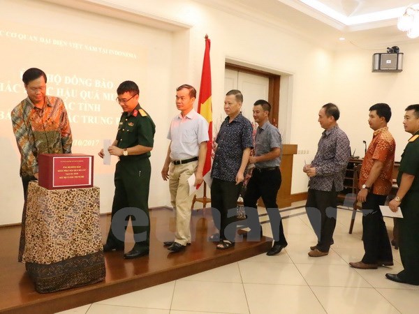 Vietnamese people in Indonesia donate to support flood victims