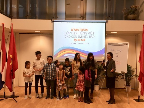 First Vietnamese class for OV kids in Netherlands