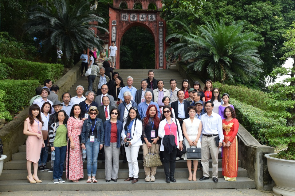 40 Vietnamese writers from 12 countries visit Hung Temple
