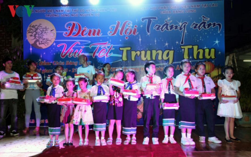 Vietnamese children in Laos enjoy mid-Autumn Festival