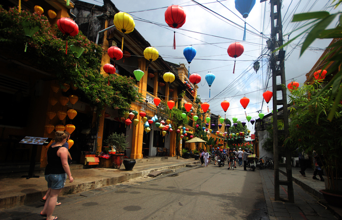 Destinations in Hoi An city welcome spouses of APEC member economies’ leaders