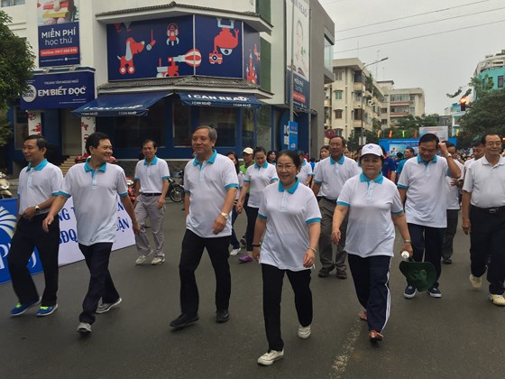 Over 4,000 people walk for the poor