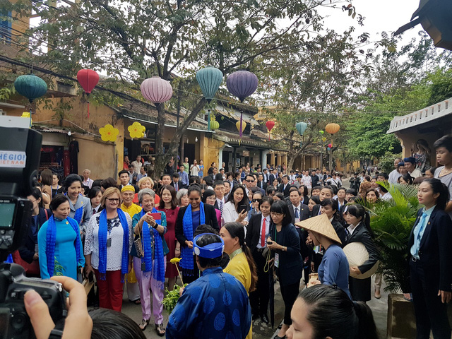 Art performance welcomes APEC Economic Leaders Meeting Spouses