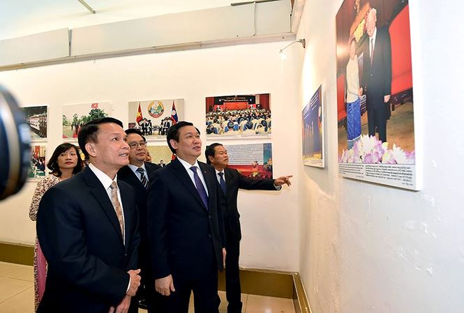 Photo exhibition on Vietnam - Laos friendship opens in Hanoi