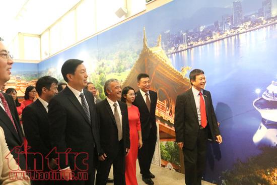 Photo exhibition on Vietnam, China in Hanoi