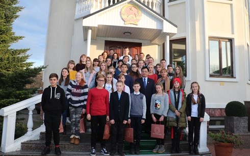 Vietnamese Embassy organizes exchange with Ukrainian teachers and students