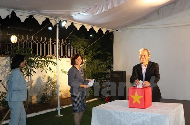 Vietnamese Embassy in India donates to support domestic flood victims