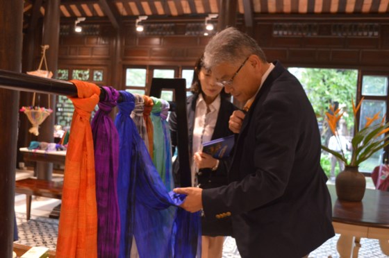Quang Nam Typical handicraft store opens to welcome APEC