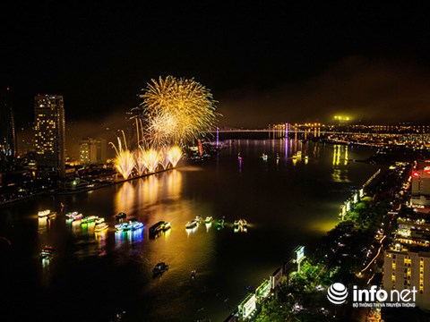 Da Nang organizes fireworks display in celebration of APEC