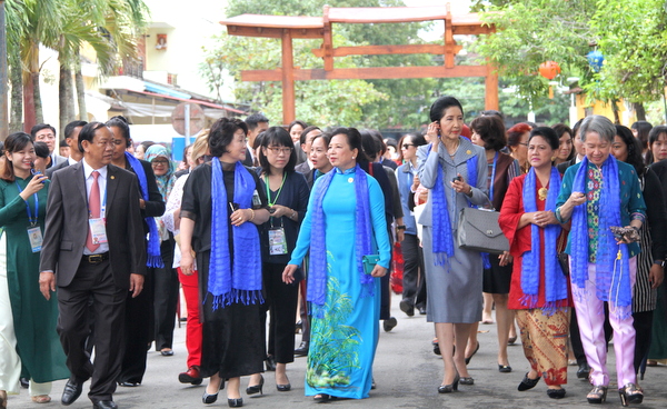 Spouses of APEC leaders visit Hoi An ancient town