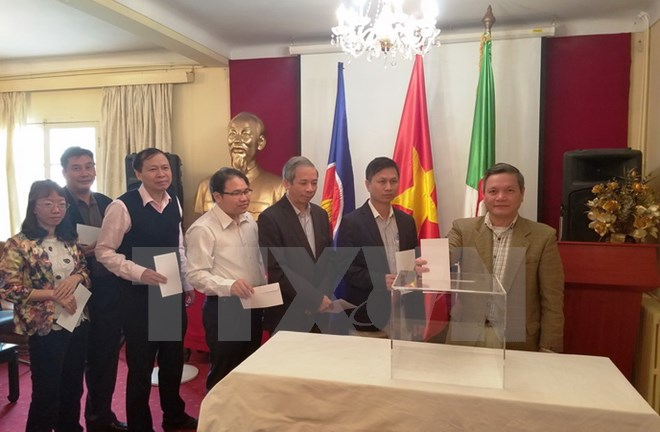 Vietnamese people in Algeria support those affected by storm Damrey
