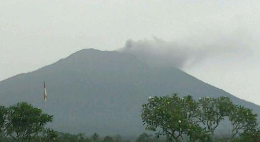 Thousands evacuate as Mount Agung volcano erupts